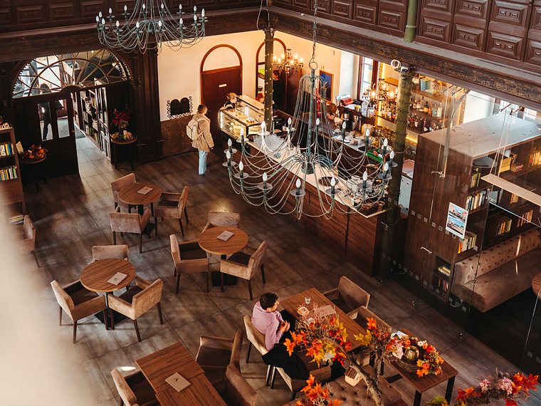 Pohľad z galérie na bar a stoly