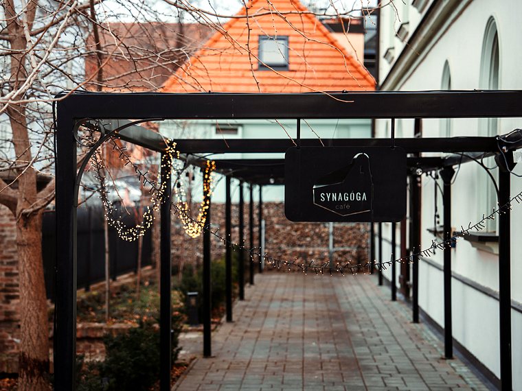Pergola so svetielkami pred vchodom