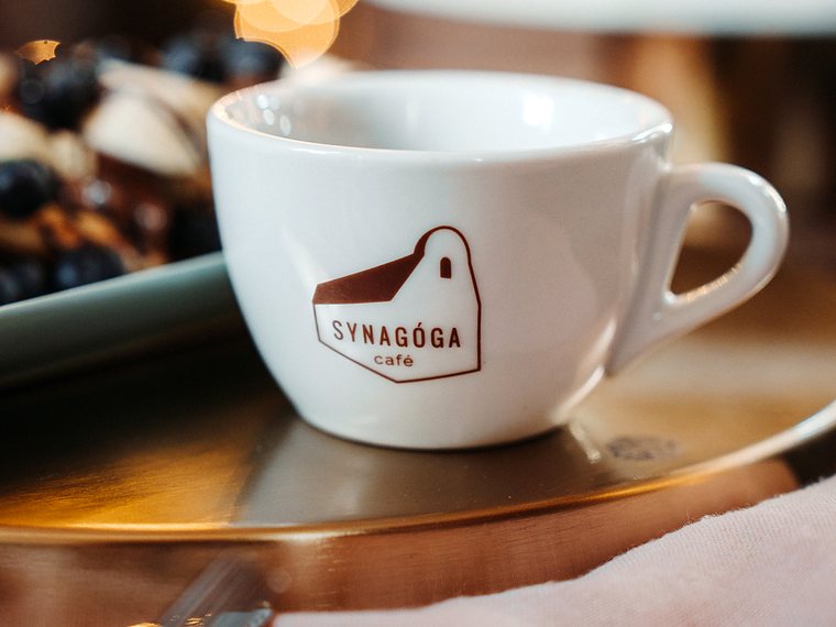 Šálka Synagóga Café na zlatej tácke