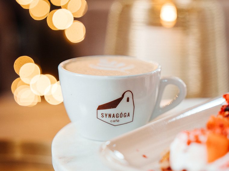 Káva v šálke Synagóga Café