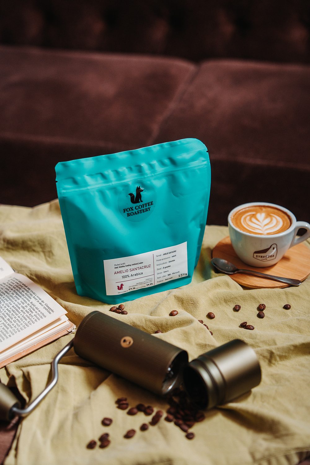 Vrecko Amelio Santacruz od Fox Coffee Roastery a cappuccino v šálke Synagóga Café