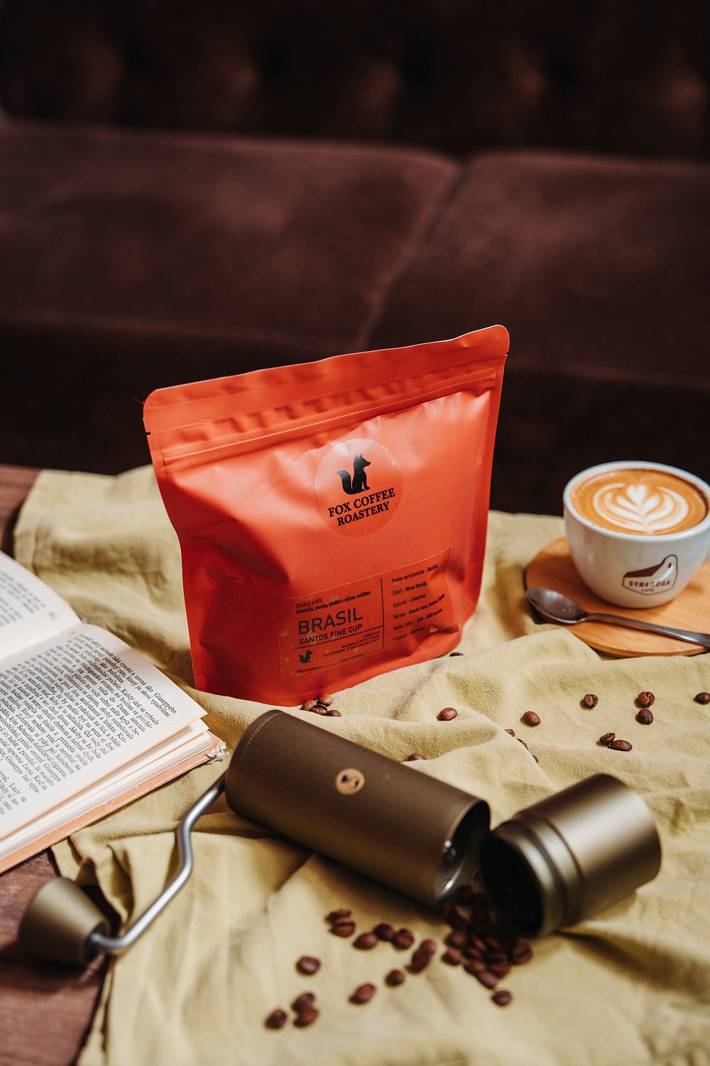 Vrecko Brasil Santos Fine Cup od Fox Coffee Roastery a káva v šálke Synagóga Café