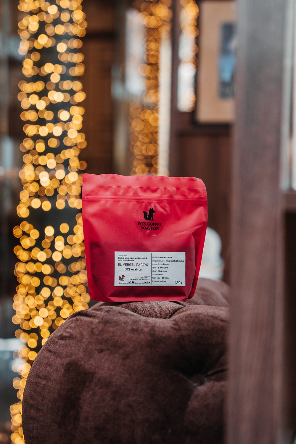 Vrecko El Vergel Papayo od Fox Coffee Roastery v interiéri Synagóga Café