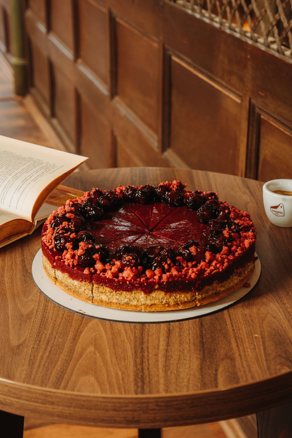 Maková torta s višňami, Synagóga Café