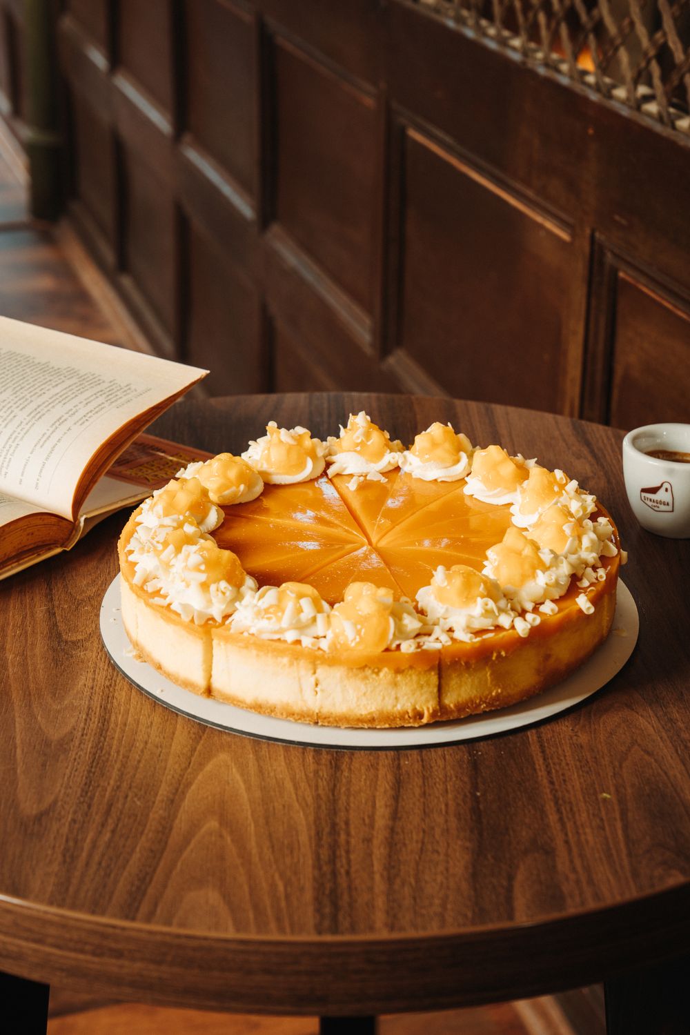 Mangový cheesecake, Synagóga Café